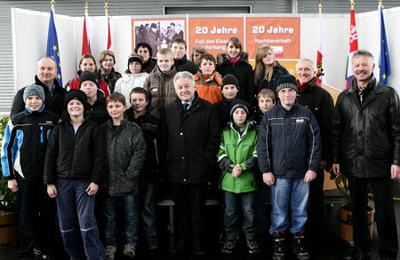 Dr. Josef Pühringer mit der Klasse 3b der Hauptschule Rainbach