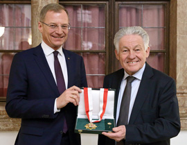 Großes Goldenes Ehrenzeichen des Landes OÖ. für Landeshauptmann a.D. Josef Pühringer