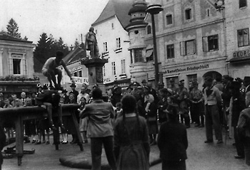 Grein – die JHitlerjugend turnt am Hauptplatz