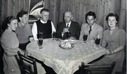 VS-Direktor Gerard Bitzan (4. v. li.) und Pfarr-Expositus P. Wolfgang Reingruber im Kreise der Lehrerkolleginnen anno 1954
