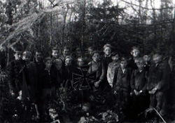 Dritte Klasse der VS Eidenberg am Waldgrab am 30.11.1954.