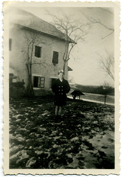 Brigitta Schneidergruber vor dem Windner-Haus