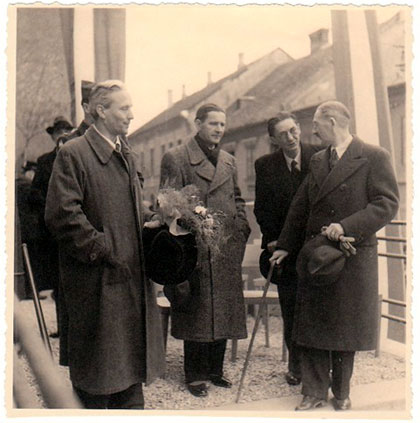 Foto: Die erste große politische Versammlung im August 1945 am Stadtplatz.